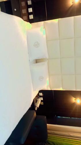 104_room_bed